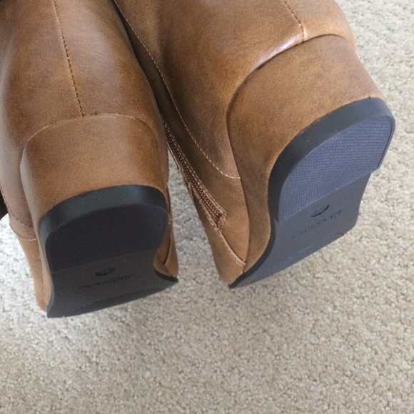 LAST PAIR! Kisses by 2 Lips booties - Picture 6 of 8